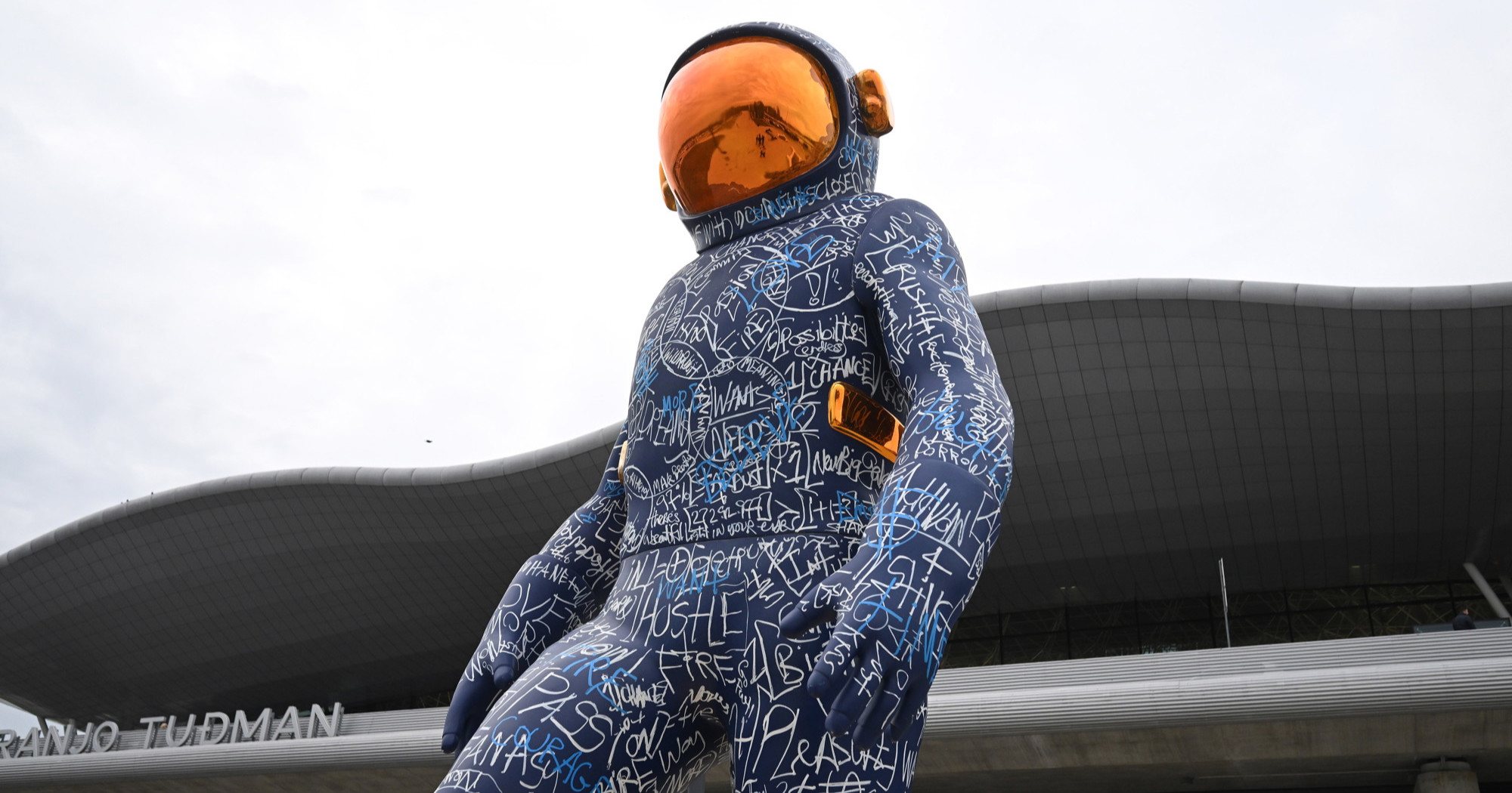 Divovski astronaut osvanuo ispred zagrebačkog aerodroma. Visok je sedam metara