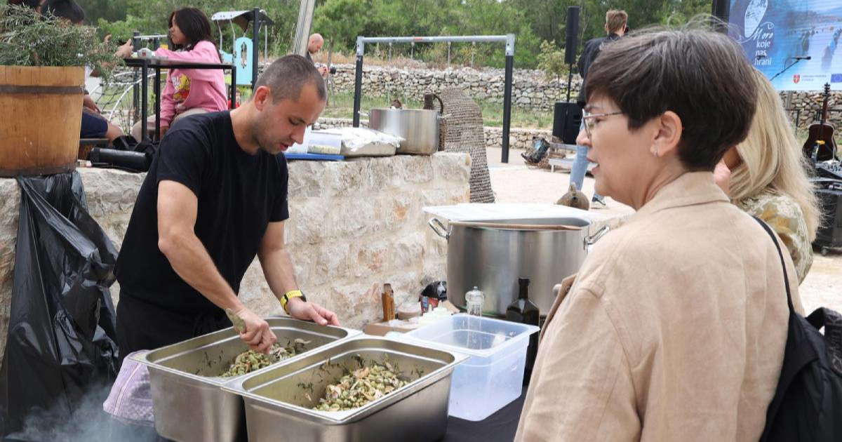 Gastro druženje uz more: U Šibeniku se uživalo u školjkama i glazbi
