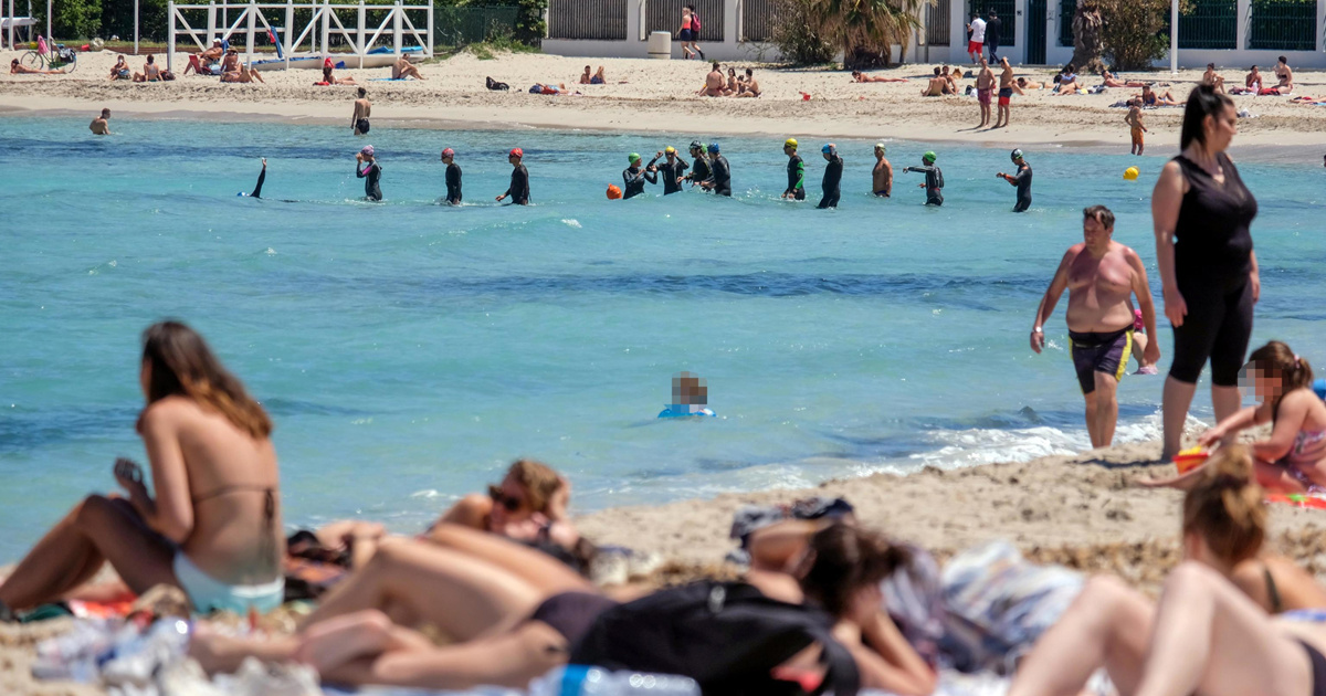 U zoru na plaži kod Napulja zaplijenjeni suncobrani, ležaljke i stolice