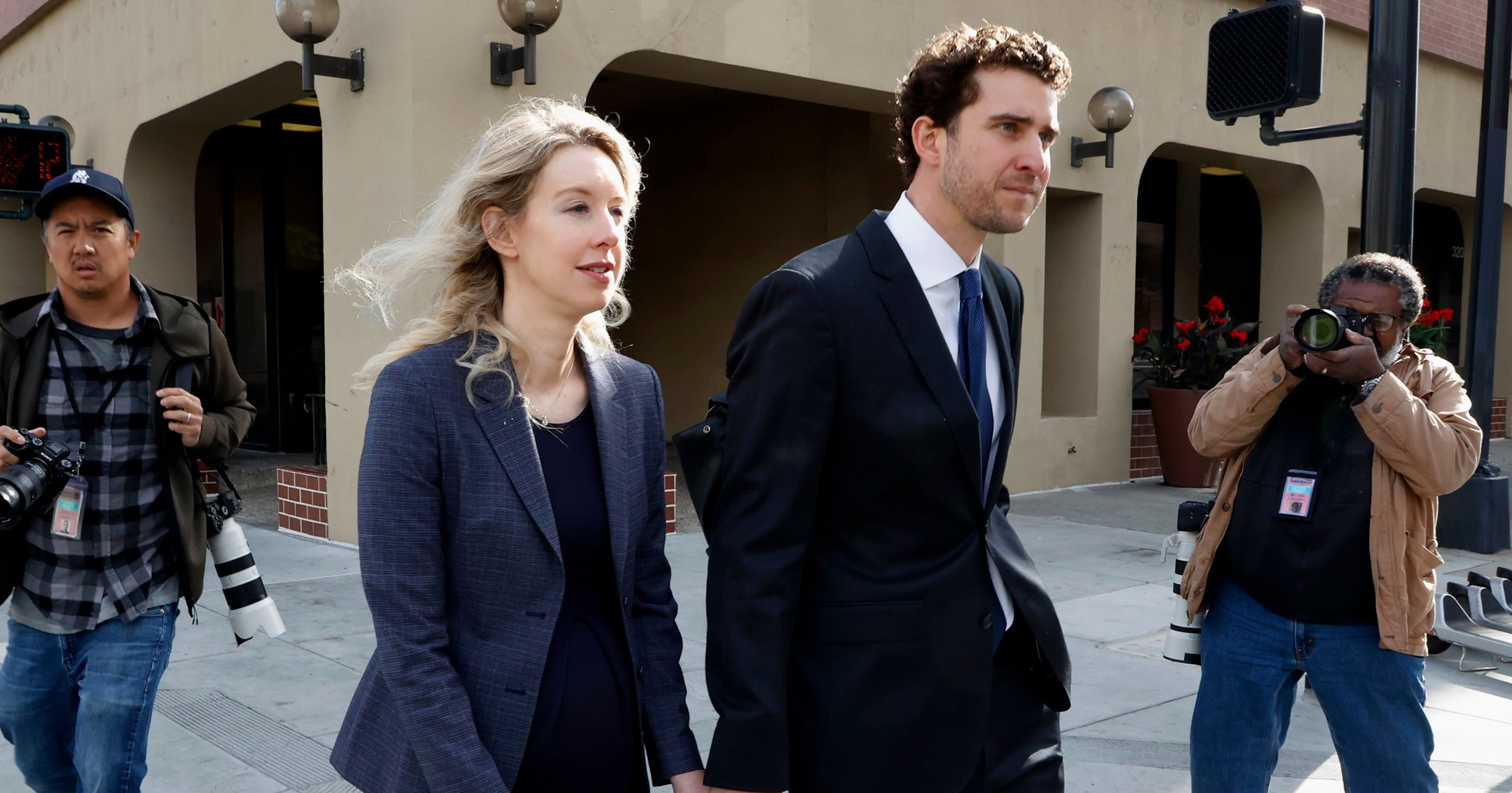 Partner Elizabeth Holmes u filmu snimljen gol pod tušem. Redatelj objasnio tu scenu