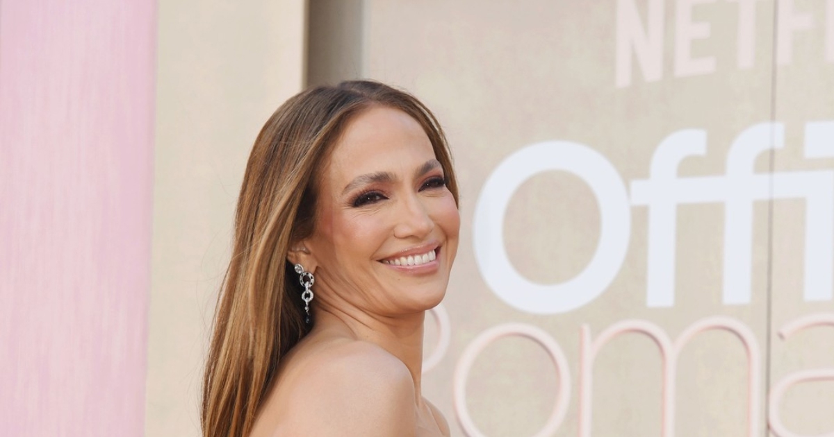 J. Lo na crvenom tepihu istaknula svoj najveći adut u haljini iz 2004. godine