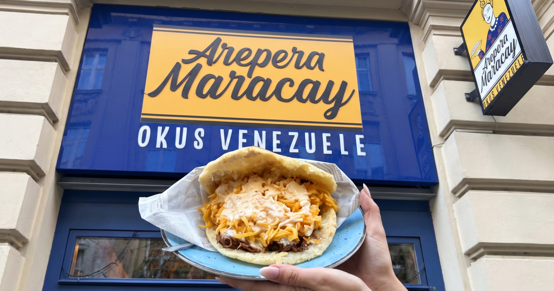 Ovdje nude arepe, tostones i empanade. U malom fast foodu jedva smo uhvatili stol