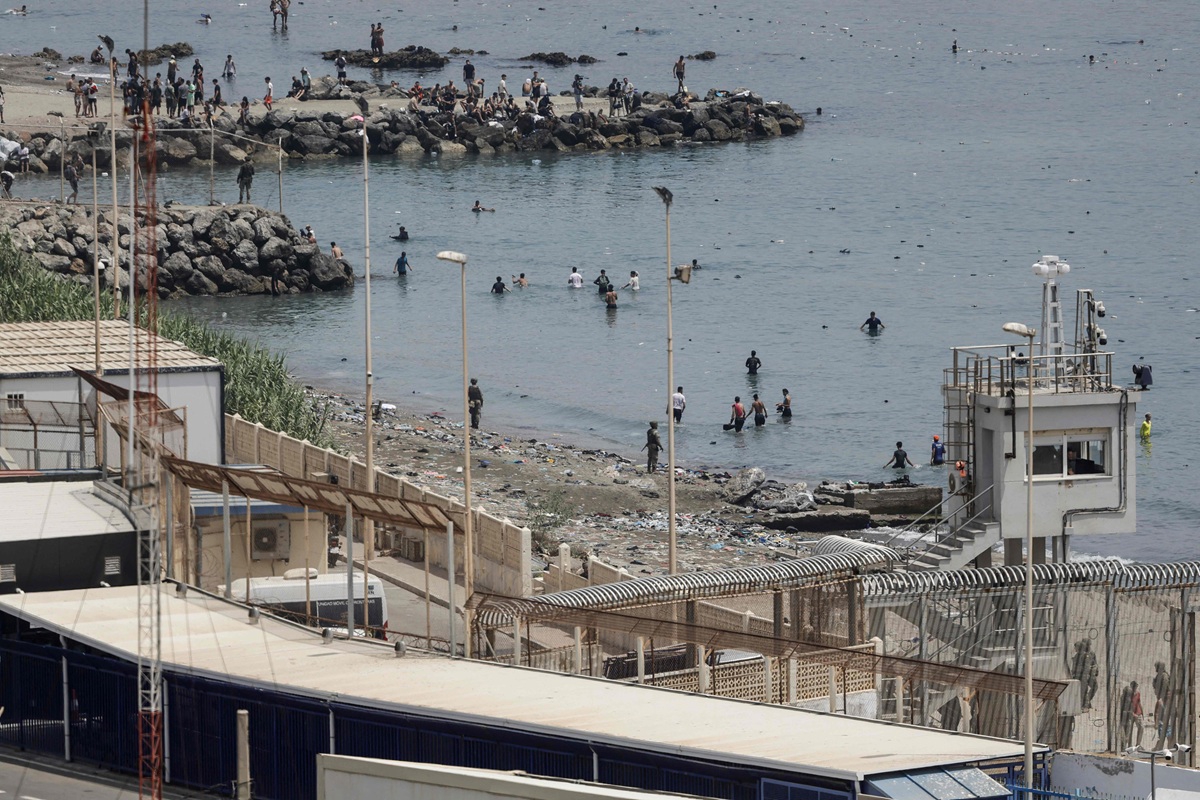 Većina od 60 tisuća migranata se vratila u Maroko, najmanje 57 poginulih kod Ceute
