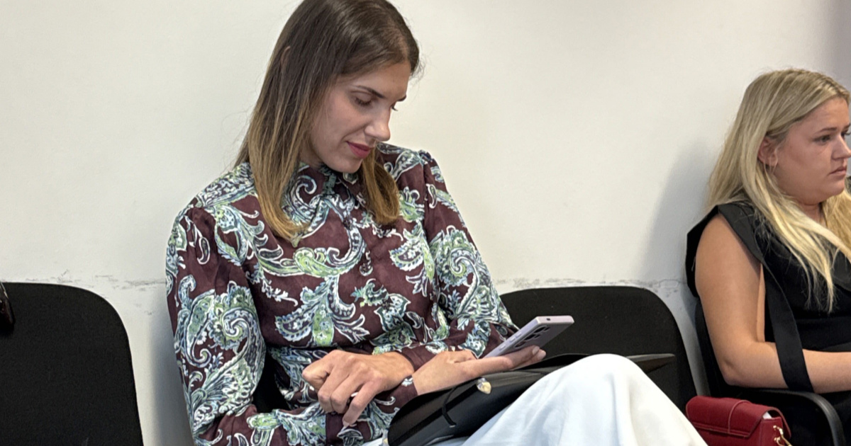 FOTO Anna Dujić u sudnici tipka po mobitelu