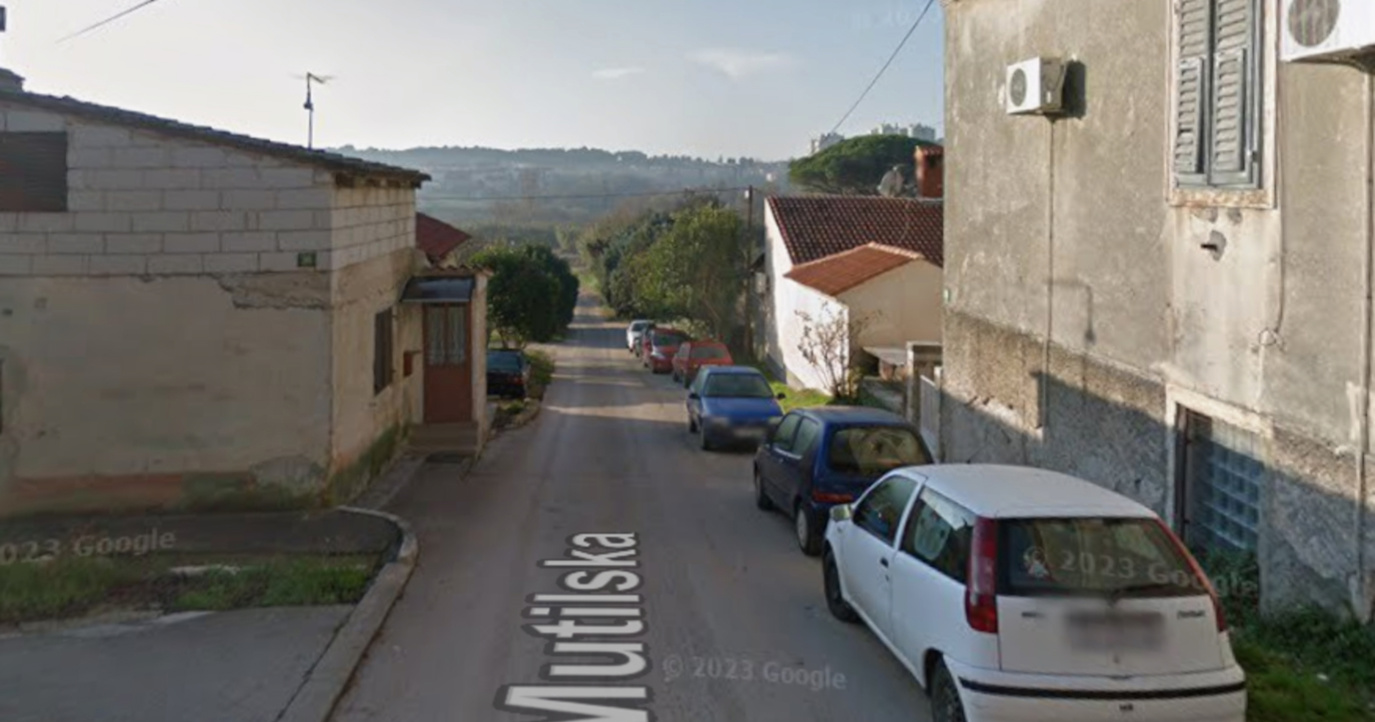 Muškarac u Puli sjekirom napao policajca