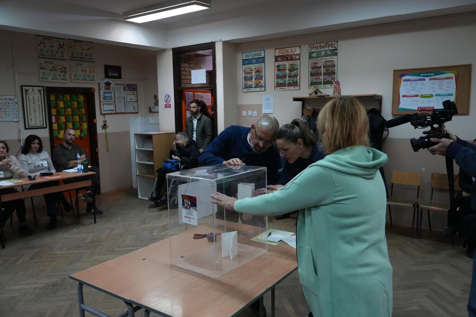 Napeto u Srbiji. Pritisci na birače i promatrače na trećini biračkih mjesta