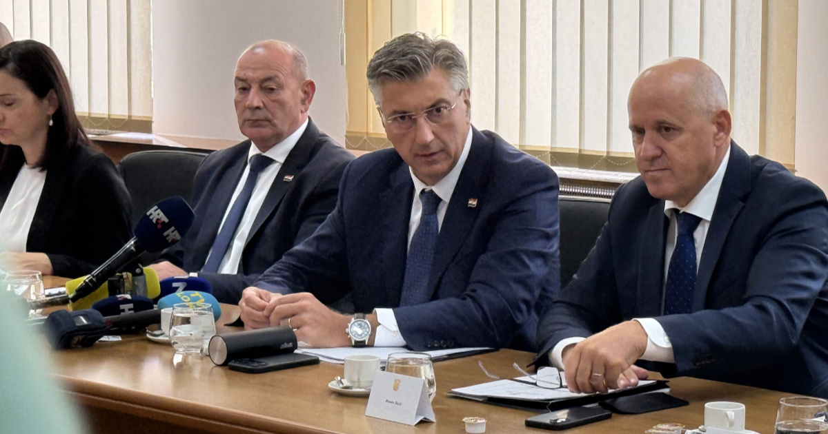 FOTO Pred Plenkovićem u Gospiću nije bočica, nego čaša vode. Vlada: To je iz pipe
