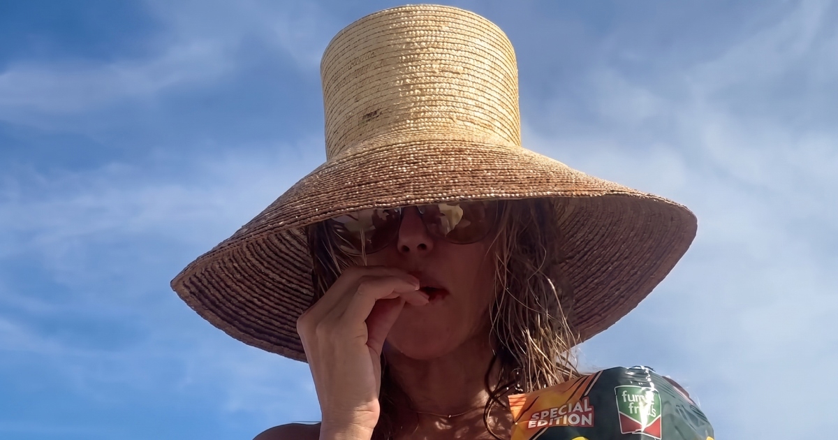 Supermodel (53) uživa na odmoru, kupala se u toplesu