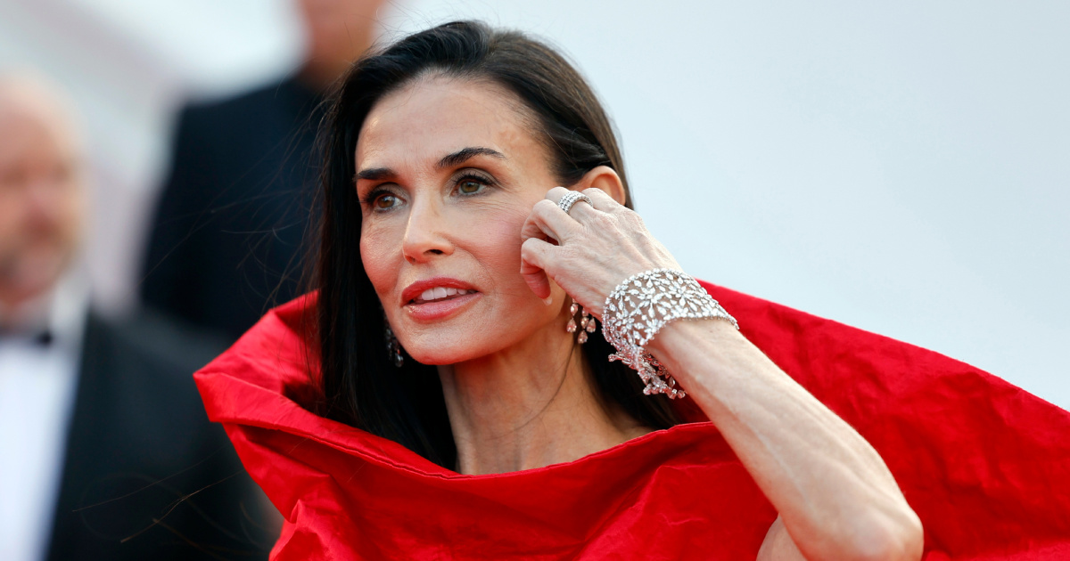 Demi Moore u Cannesu ne prestaje nizati odlična izdanja, crvena haljina je wow