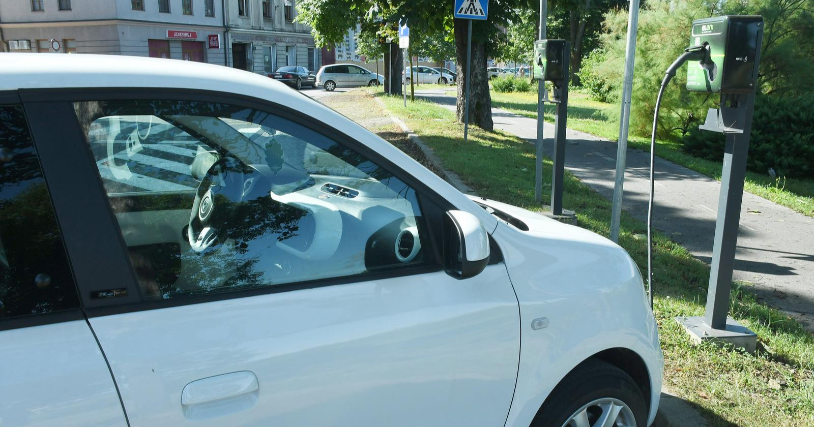 Vozači električnih auta bijesni zbog novog pravilnika: "Ovo nema smisla"