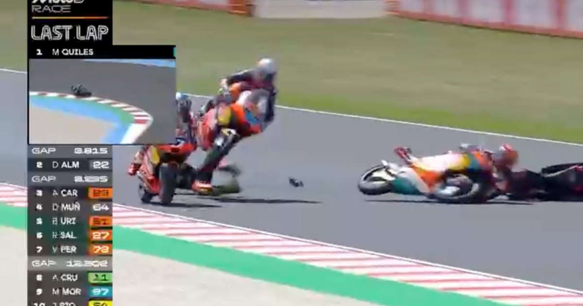 VIDEO Teška nesreća na Moto3 utrci. Vozač pao na stazu, drug