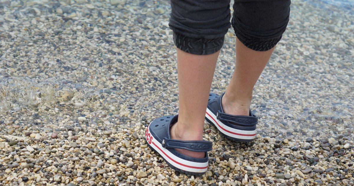 Liječnici upozoravaju na jednu manu Crocsica koju mnogi zanemaruju