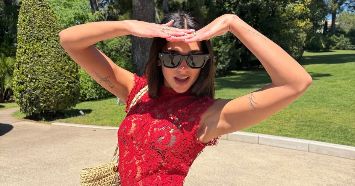 Crvena čipka vraća se u fokus: Dua Lipa je nosi uz traper