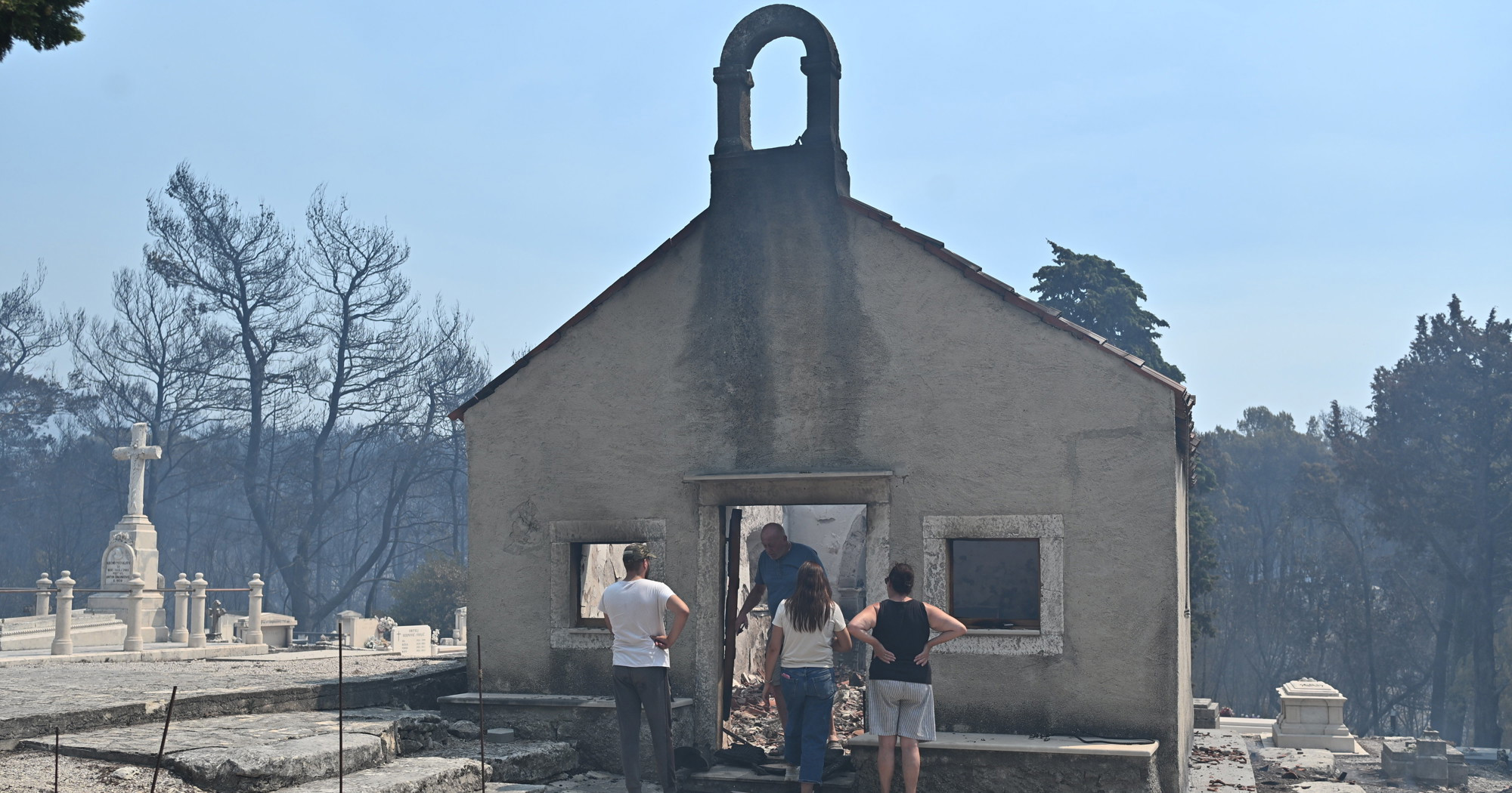 FOTO U velikom požaru na Pelješcu izgorjela crkva na groblju