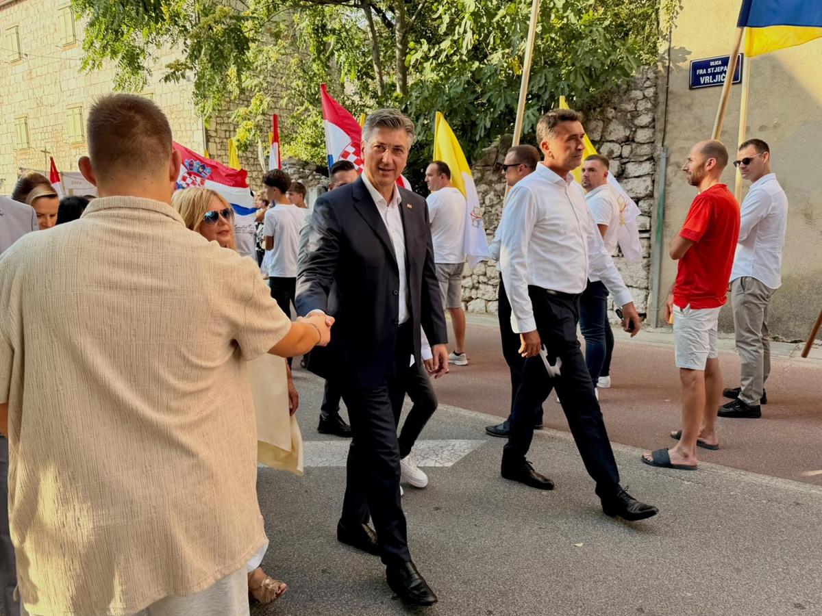 Plenković u Imotskom: Prekrasna atmosfera i prekrasna propovijed biskupa