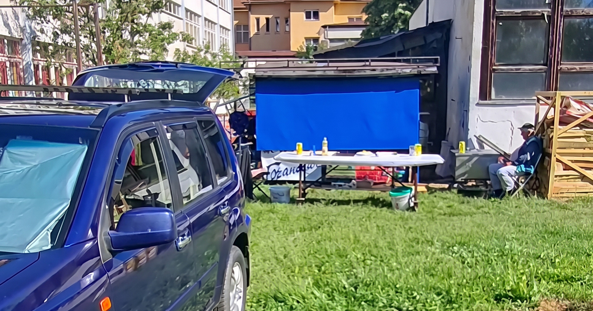 Bivši ravnatelj u Banjoj Luci novi posao slavio uz tele na ražnju - u dvorištu škole