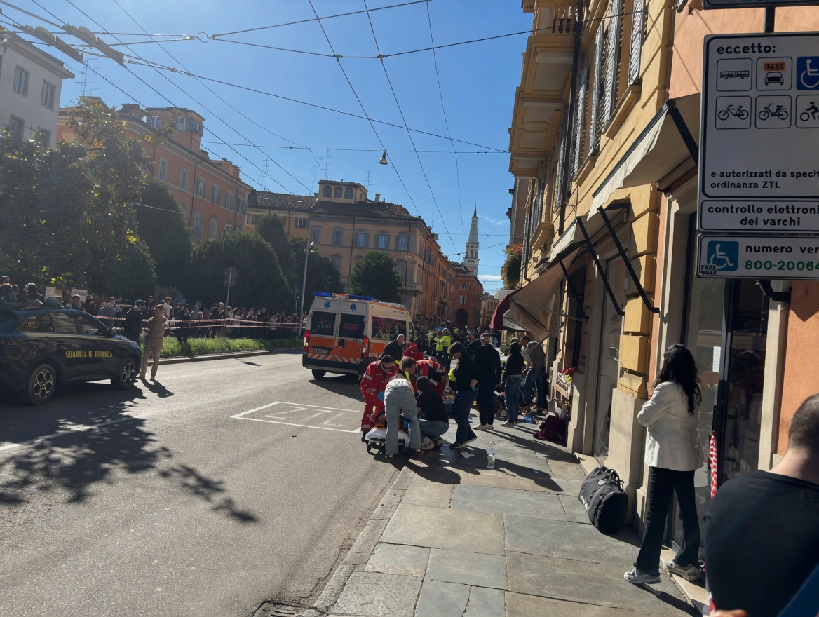 Autom naletio na ljude u centru Modene, 7 ozlijeđenih. U bijegu nožem napao prolaznika