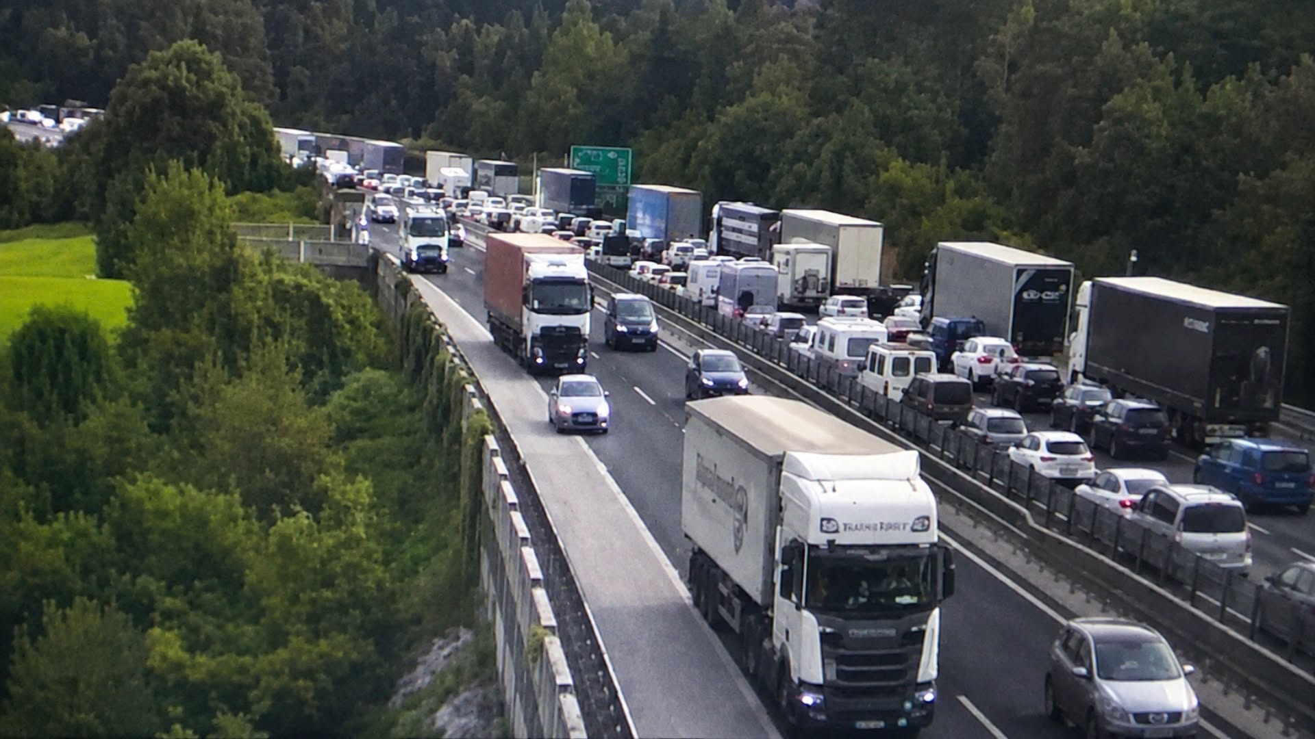 Troje Makedonaca poginulo na autocesti u Sloveniji, zabili se u kamion