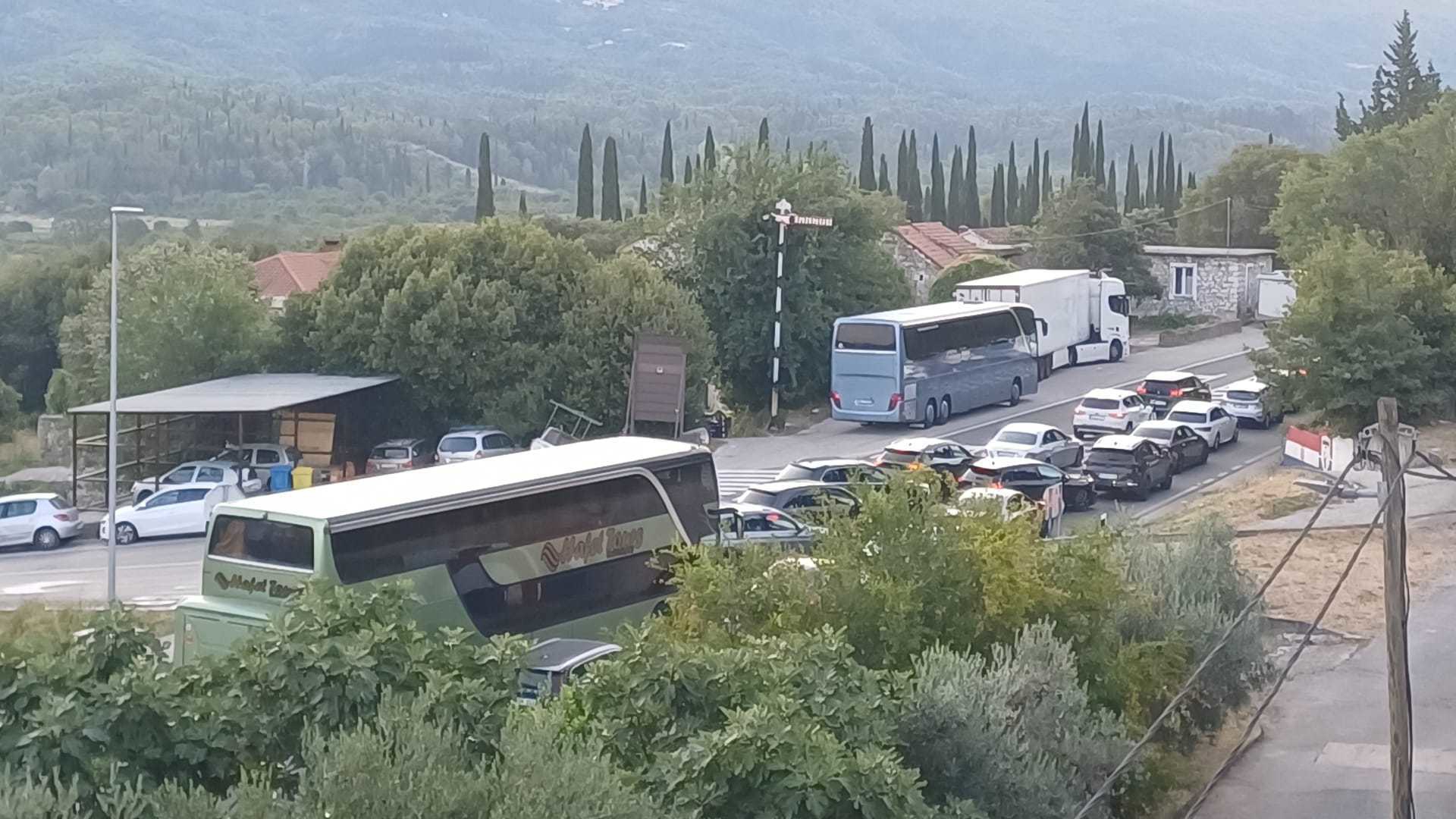 Kolone na jugu Hrvatske duže od 20km, mještani turistima daju vodu i puštaju ih na wc