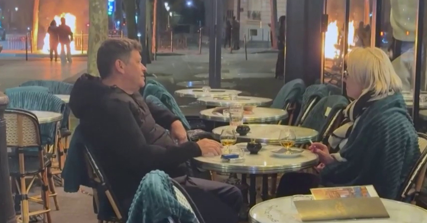 VIDEO Par u Francuskoj snimljen kako uživa u piću dok Pariz gori (zaista, nije AI)