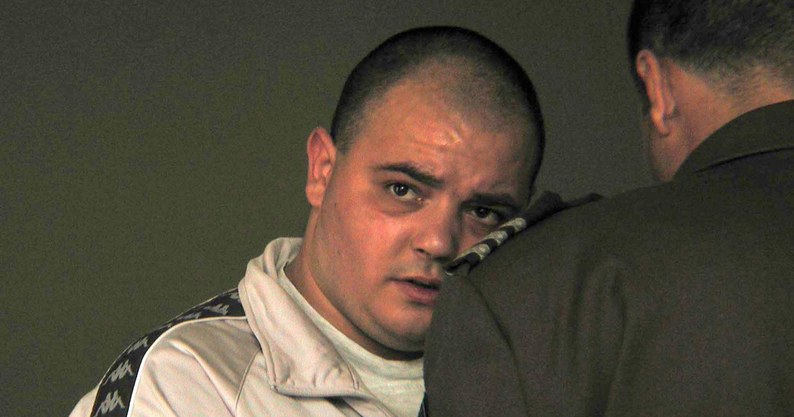 Ovo je Aleksić na suđenju za ubojstvo djevojke. Izbo ju 17 puta, datum urezao na kuću