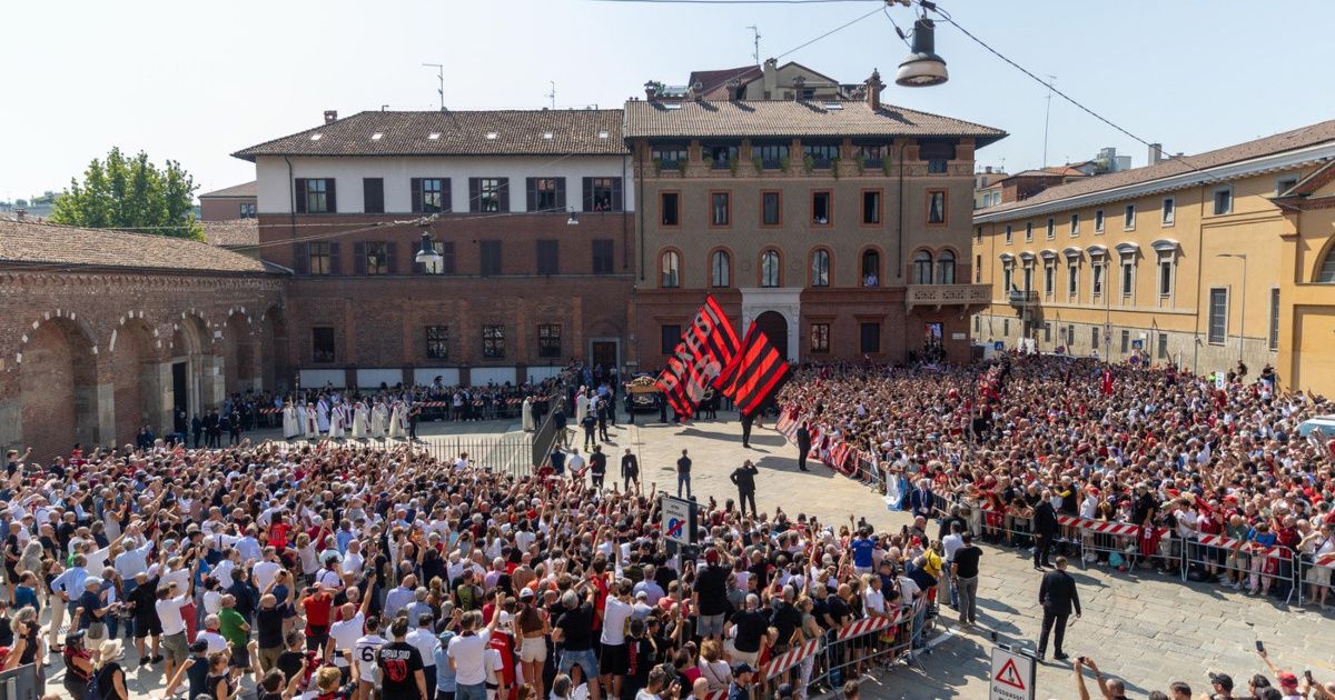 FOTO Baresijev sprovod. Tisuće navijača, Van Basten, Savićević, Seedorf, Baggio...