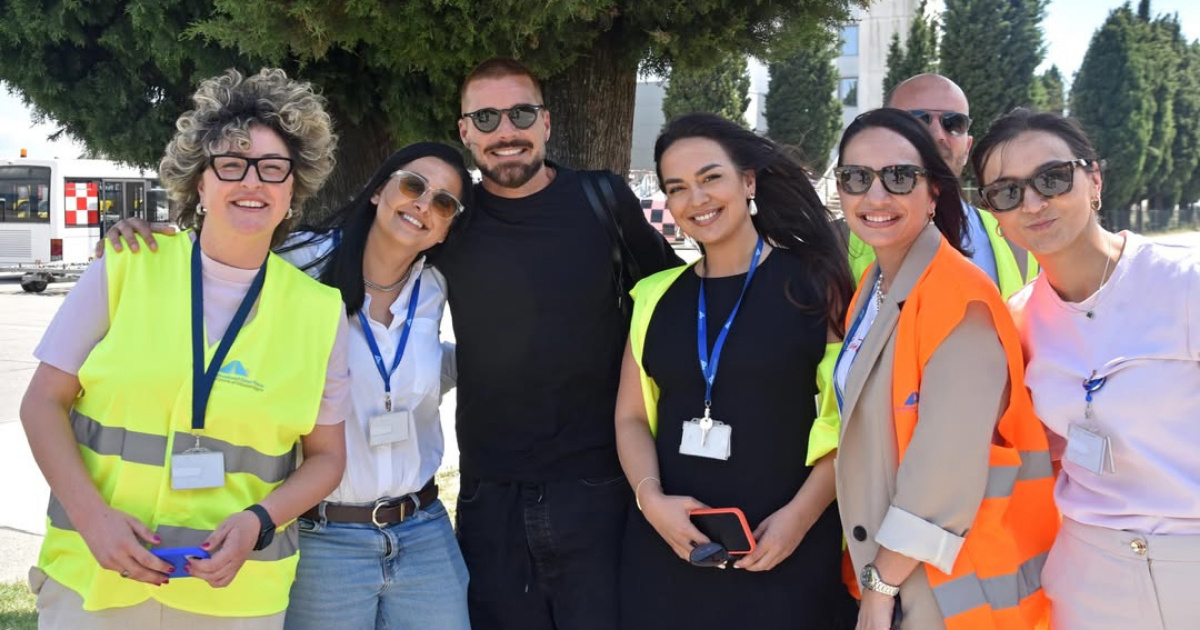 Ricky Martin stigao u Podgoricu, obožavatelji ga dočekali u zračnoj luci
