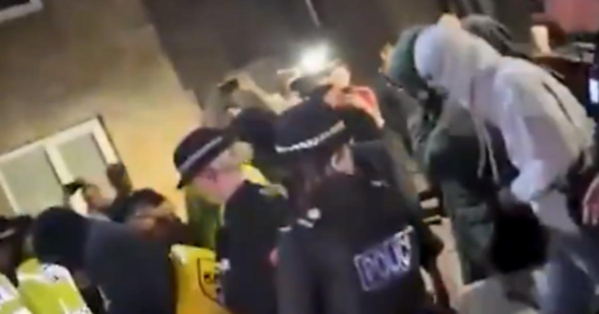 VIDEO U Britaniji izbili neredi protiv azilanata. Policajka "teško ugrižena"