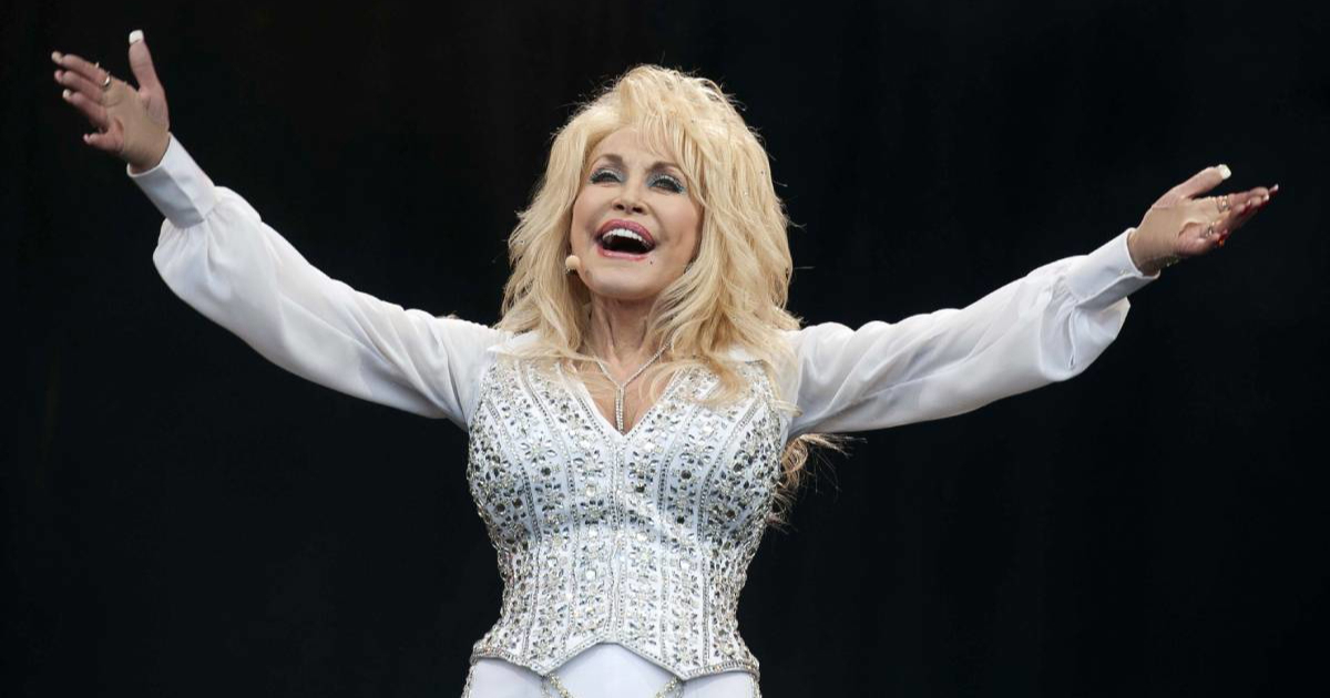 Malo tko je znao da je Dolly Parton imala tetovaže. Otkrila je zašto ih je skrivala