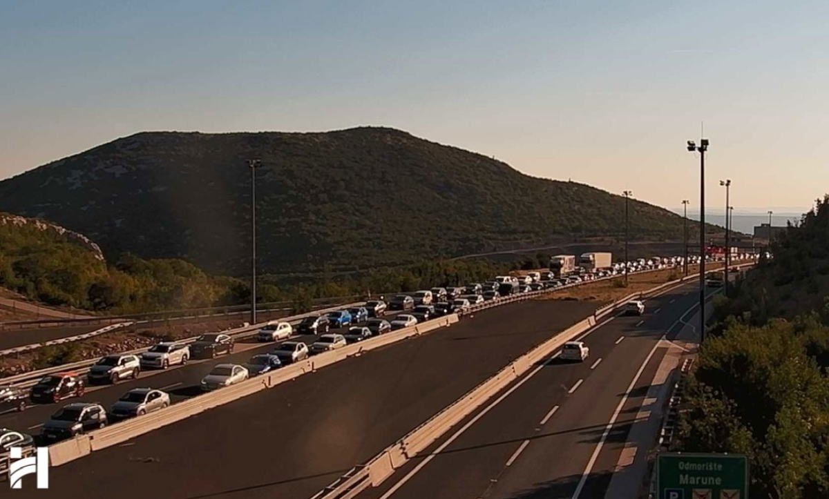 Zapalio se auto u Sv. Roku. Prekinut promet, kolona je sve veća