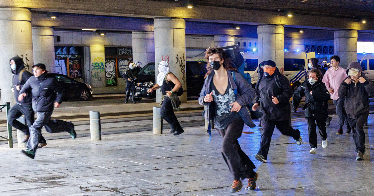 FOTO Neredi u Bruxellesu. Bacali znakove na skutere i bicikle za iznajmljivanje