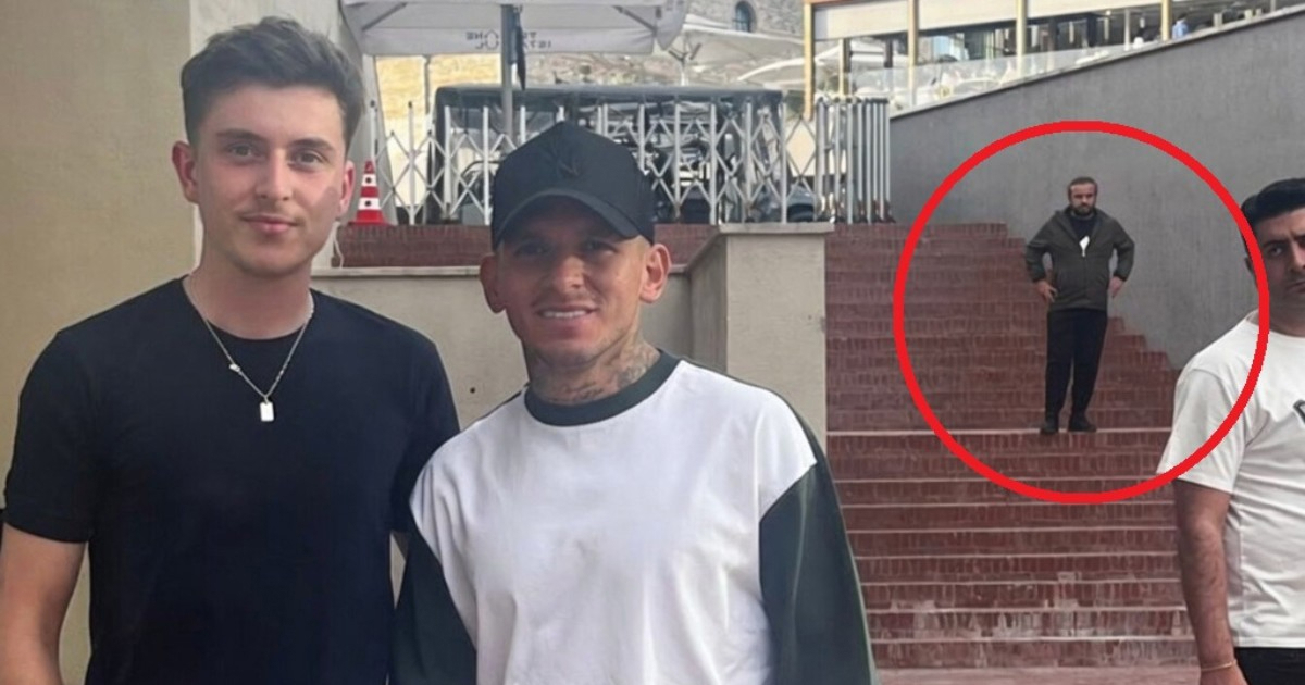 Navijač se slikao s nogometašem. U pozadini fotke je lik koji je zatim udario igrača