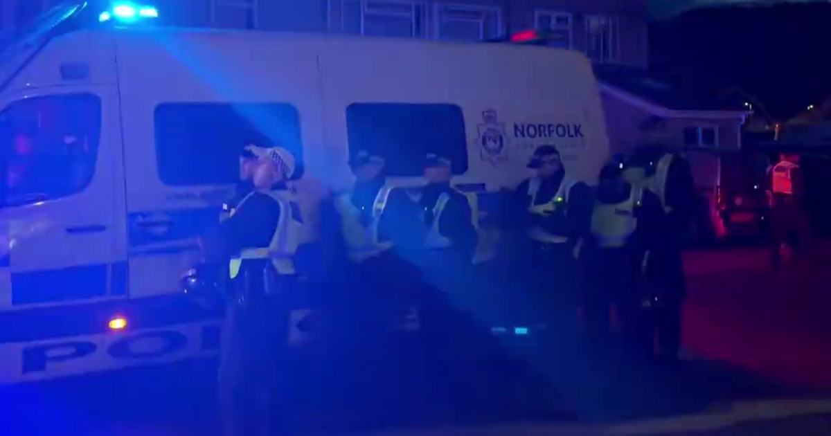 Antiimigrantski neredi u Britaniji. Uhićene četiri osobe, policajka ugrižena