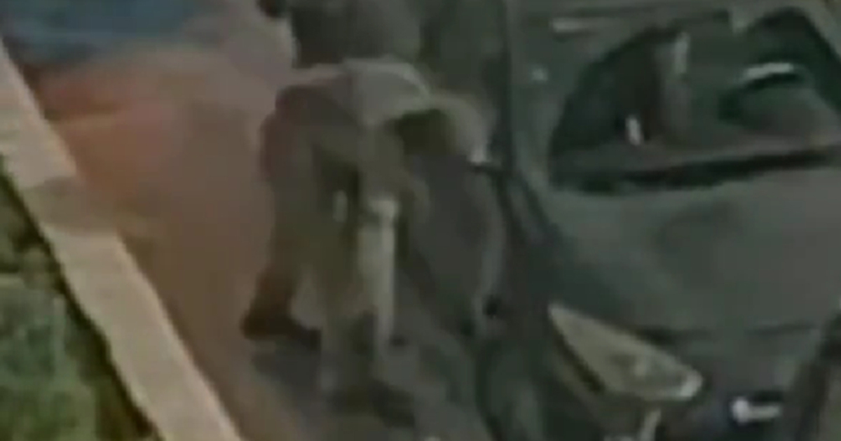 VIDEO Izraelski vojnik bušio gume na autima Palestinaca, kundakom udarao po prozorima