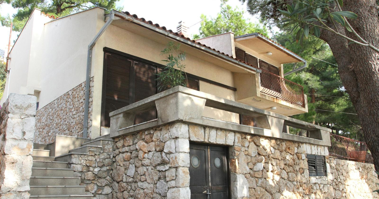Požar kod Omiša oštetio jednu od kuća Nadana Vidoševića