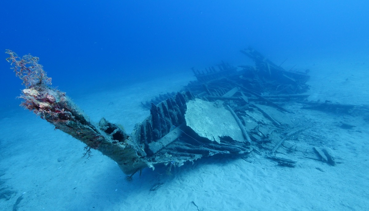 Нашли затонувший 70 лет назад самолет. Затонувшие римские корабли. Затонувшие лайнеры. Затонувший парусник. Затонувший во льдах корабль.