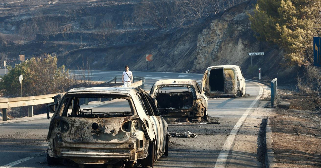 HVZ: Kod Lokve Rogoznice izgorjelo oko 900 hektara