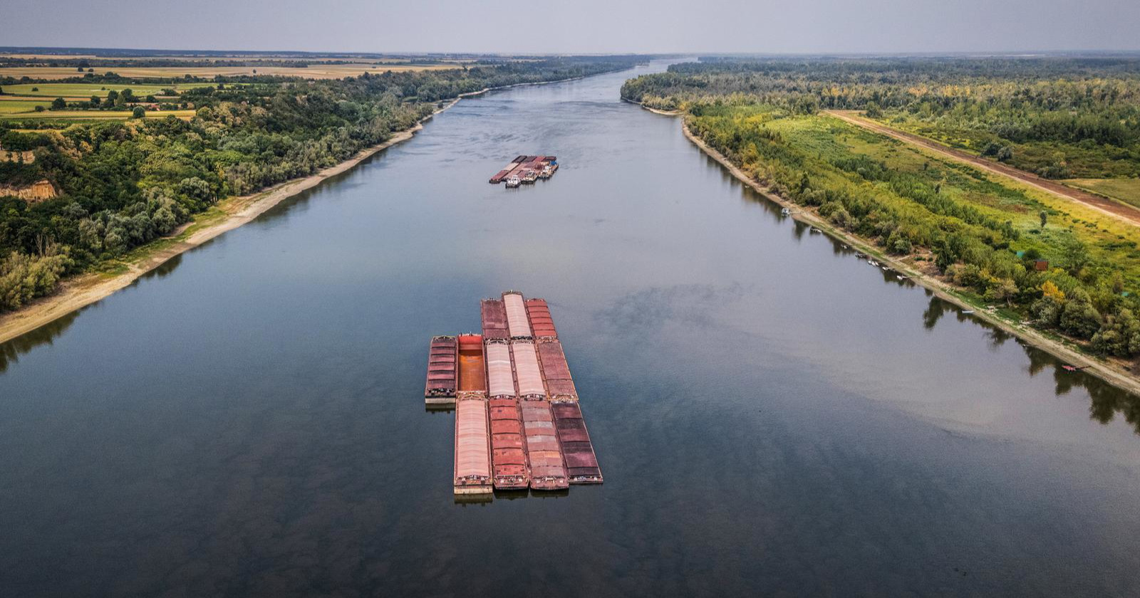 FOTO Brodovi puni ugljena zapeli kod Iloka zbog povijesno niskog Dunava